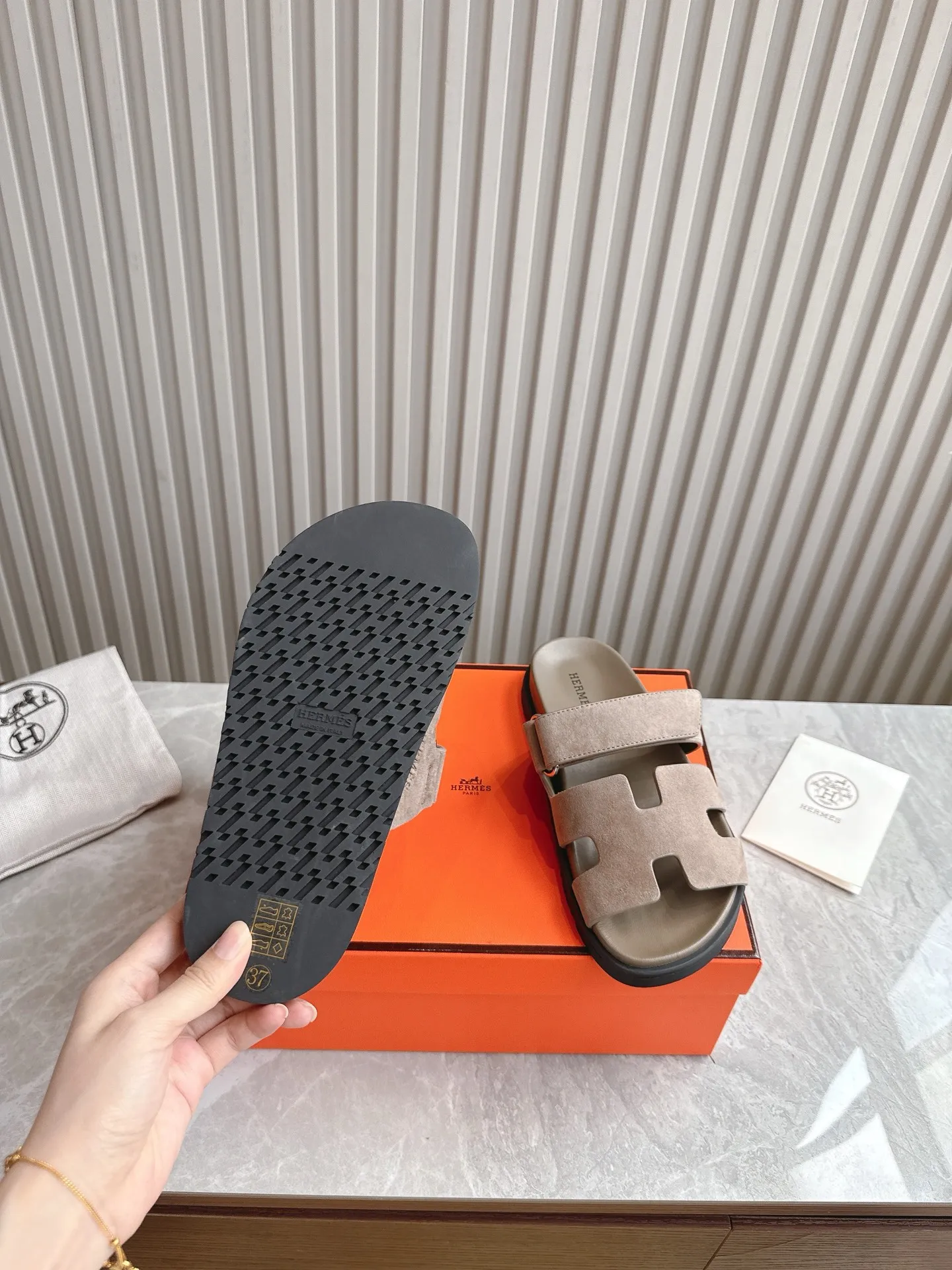 p480🐮🐮Couple model (top version) H family 2024 spring and summer new style HERMES Hermes' recently popular couple model pig nose angle sandals and slippers, paired with various colorful socks, popular. Upper: imported original deerskin (the genuine leather edging is not ordinary super migration). Lining: imported genuine leather. Outsole: Tpu non-slip and wear-resistant outsole. Size: Female 35-42 (40/42 non-returnable and non-exchangeable) Male size: 39-45 (45 non-refundable and non-exchangeable)